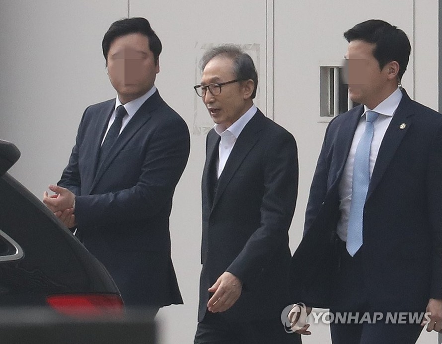 Cựu Tổng thống Hàn Quốc Lee Myung-bak đã được tại ngoại sau gần 1 năm giam giữ vì tội tham nhũng.