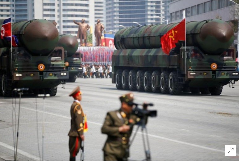 Tên lửa đạn đao xuyên lục địa ICBM Hwasong-15 được mang ra trình diễn ngày 15/4/2017 tại Bình Nhưỡng trong mít tinh kỷ niệm 105 ngày sinh của cố Chủ tịch Kim Nhật Thành. Ảnh: Getty Images.