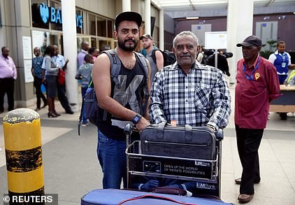 Anh Ahmed Khalid và bố tại sân bay Kenya. Anh may mắn thoát chết nhờ bị chậm chuyến bay trước.