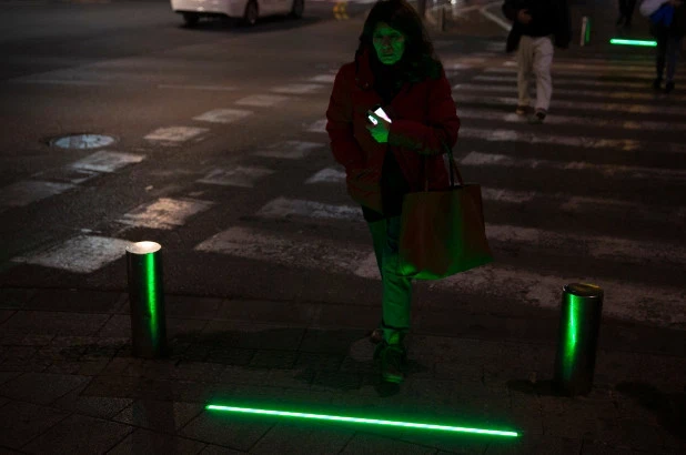 Thành phố Tel Aviv của Israel thí điểm lắp đèn LED zombia để giảm thiểu tai nạn đối với người đi bộ.