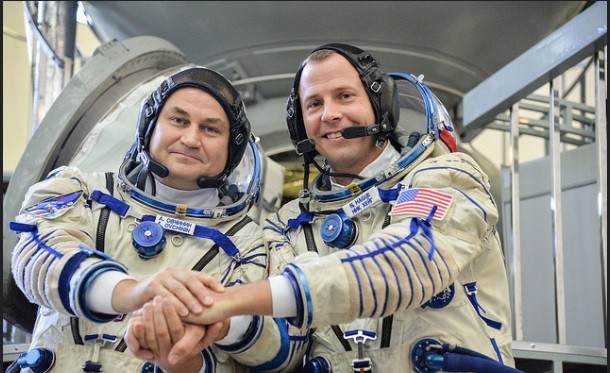 Hai nhà du hành vũ trụ thoát chết kỳ diệu năm ngoái lại trở lại Trạm vũ trụ quốc tế hôm 14/3. Ảnh: NASA