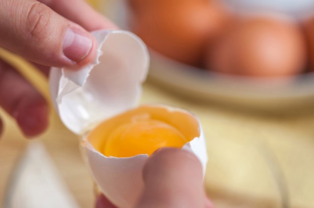 Lòng đỏ trứng gà chứa hàm lượng cholesterol cao dễ dẫn đến nguy cơ mắc bệnh tim mạch và nguy cơ tử vong cao.