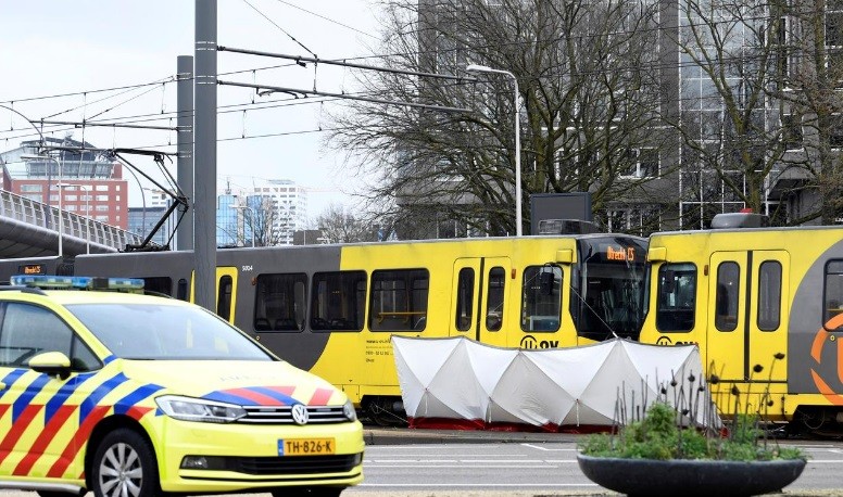 Hình ảnh từ camera cho thấy, cảnh sát Utrecht đã dựng lều trắng tại chỗ một người đang nằm cạnh tàu điện sau vụ xả súng.