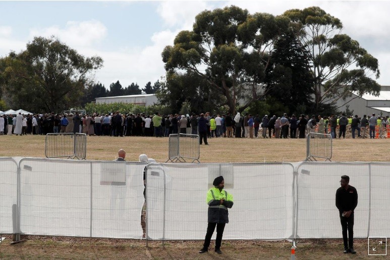 Thi thể hai nạn nhân của vụ xả súng ở New Zealand bắt đầu được tiến hành chôn cất.