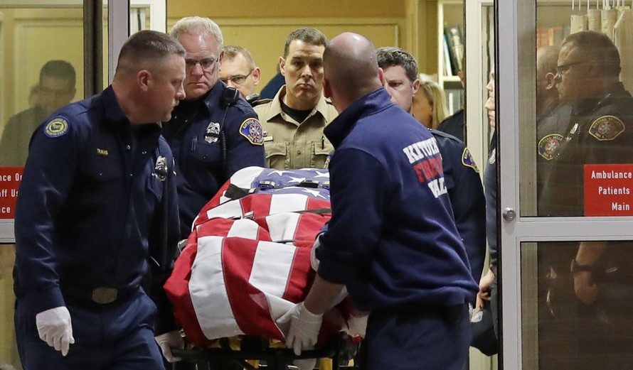 Thi thể của phó cảnh sát trưởng Ryan Thompson được đặt trong quan tài phủ cờ Mỹ và đưa ra khỏi bệnh viện ngày 20/3.