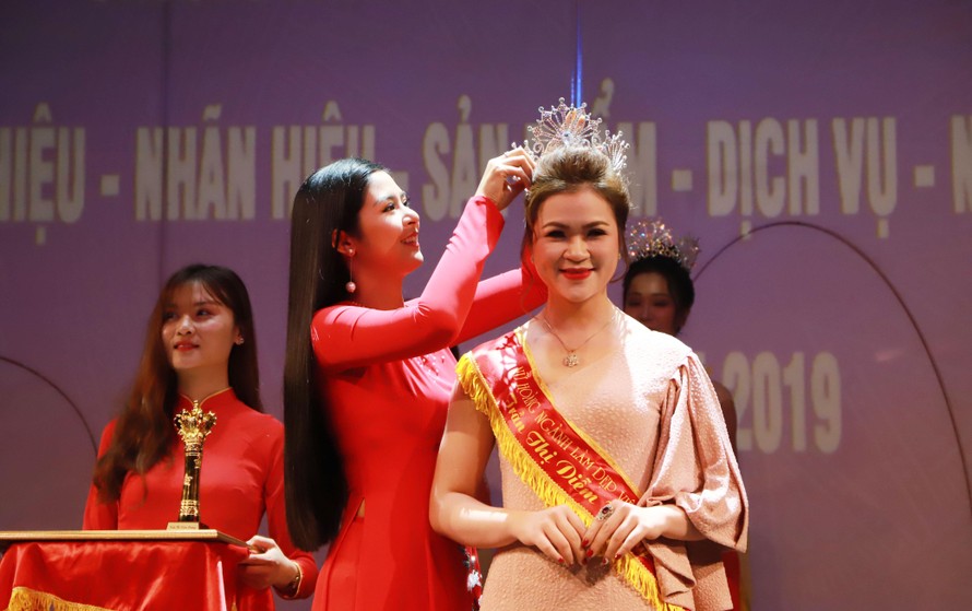 Hoa hậu Ngọc Hân trao tặng vương miện Nữ hoàng ngành làm đẹp Việt Nam 2019 cho Trần Thị Diễm Hương. Ảnh: Sương Thu