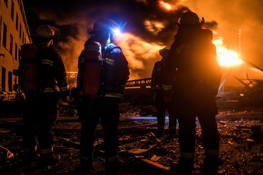 Các nhân viên cứu hỏa tới hiện trường dập đám cháy tại nhà máy thuốc trừ sâu Thiên Gia Nghi, tỉnh Giang Tô và không có ai bị thiệt mạng như tin đồn loan truyền trên mạng. Ảnh: Tân Hoa