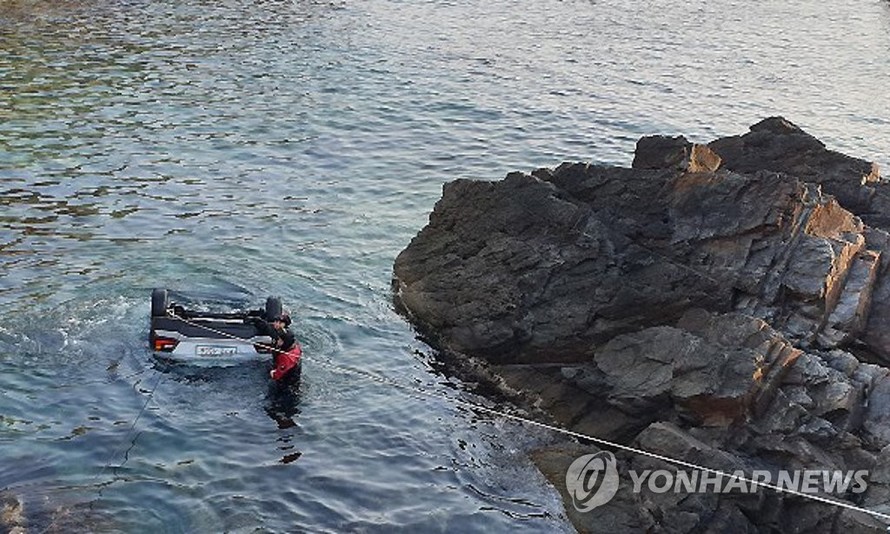 Nhà chức trách Hàn Quốc vẫn chưa xác định được nguyên nhân vì sao chiếc ô tô lao xuống biển khiến 5 sinh viên tử vong.