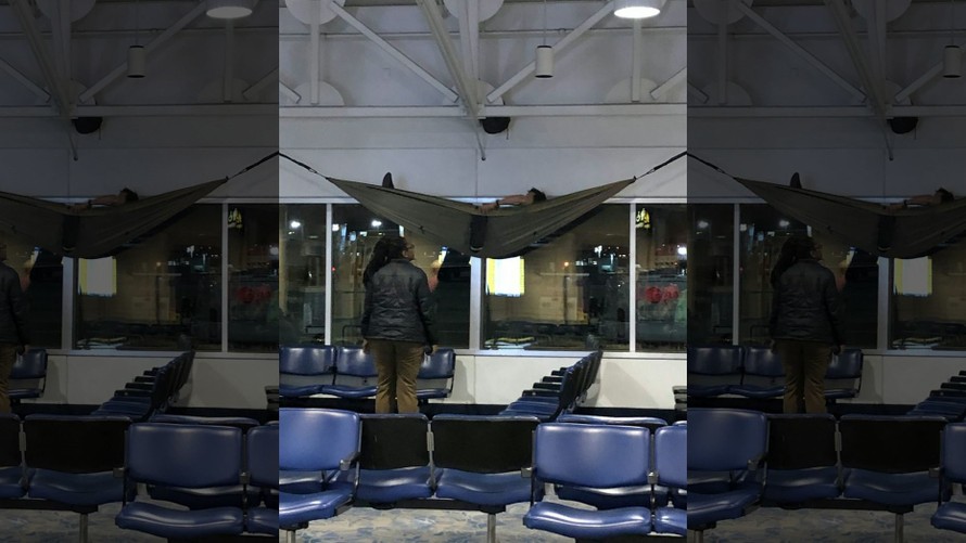 Người đàn ông ngang nhiên mắc võng ngủ tại sân bay quốc tế ở Mỹ.