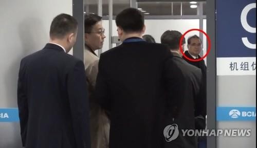 Ông Ri Su-yong ( khoanh đỏ) được nhìn thấy tại sân bay quốc tế Bắc Kinh để bay tới Lào.