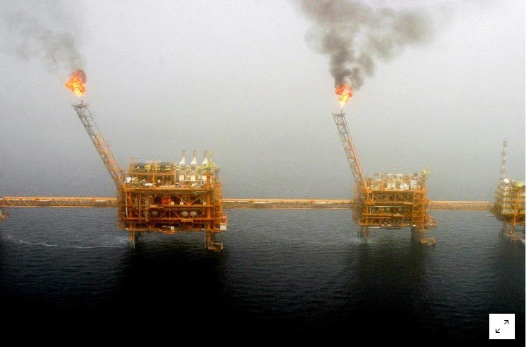 Lửa phát ra trong quá trình sản xuất dầu tại một mỏ dầu ở vịnh Ba Tư, phía nam thủ đô Tehran của Iran. Việc Mỹ tăng lệnh cấm xuất khẩu dầu đối với Iran sẽ làm quốc gia xuất khẩu dầu lớn thứ 4 thế giới gặp nhiều khó khăn.