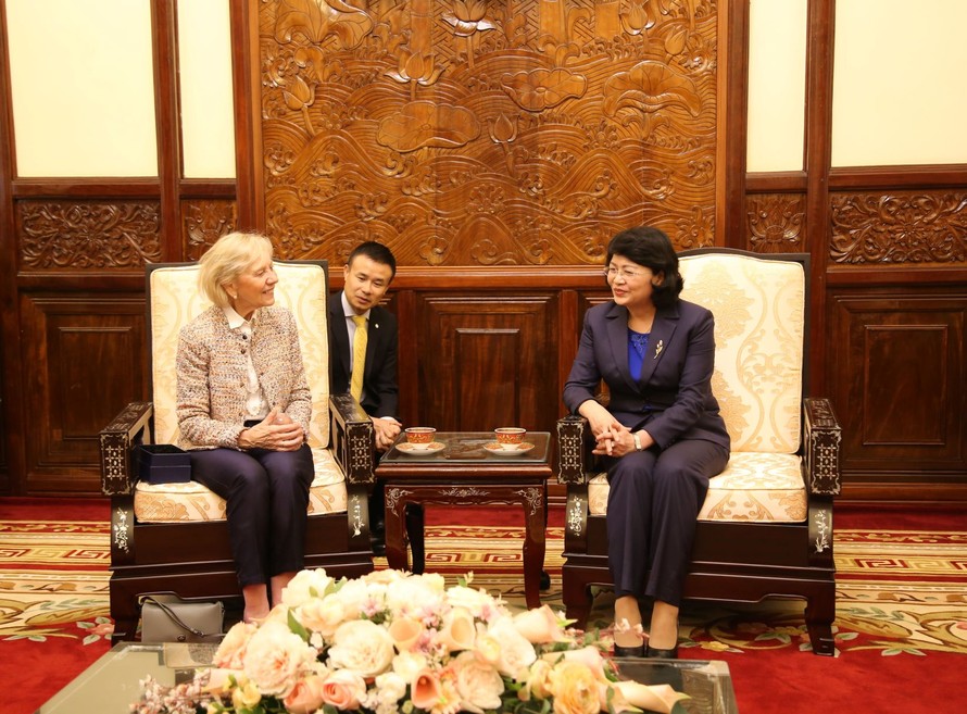Phó Chủ tịch nước Đặng Thị Ngọc Thịnh ( bìa phải) tại buổi tiếp bà Kathleen Soracco Magee, Chủ tịch Tổ chức Phẫu thuật nụ cười. Ảnh: TL