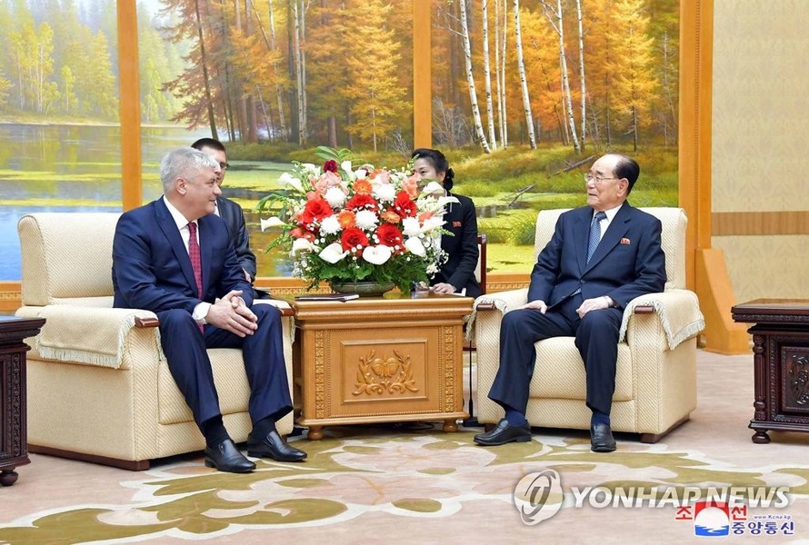 Ông Kim Yong-nam (bìa phải), nguyên thủ quốc gia về mặt nghi thức, đã tiếp Bộ trưởng Nội vụ Nga Vladimir Kolokoltsev 