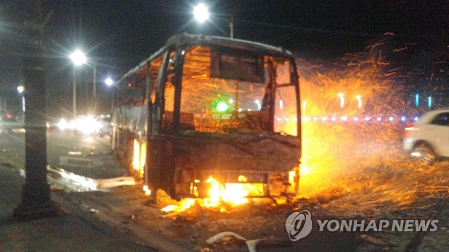 Xe buýt bị bốc cháy trong trận hỏa hoạn khủng khiếp ở Goseong, Hàn Quốc tối 4/4.