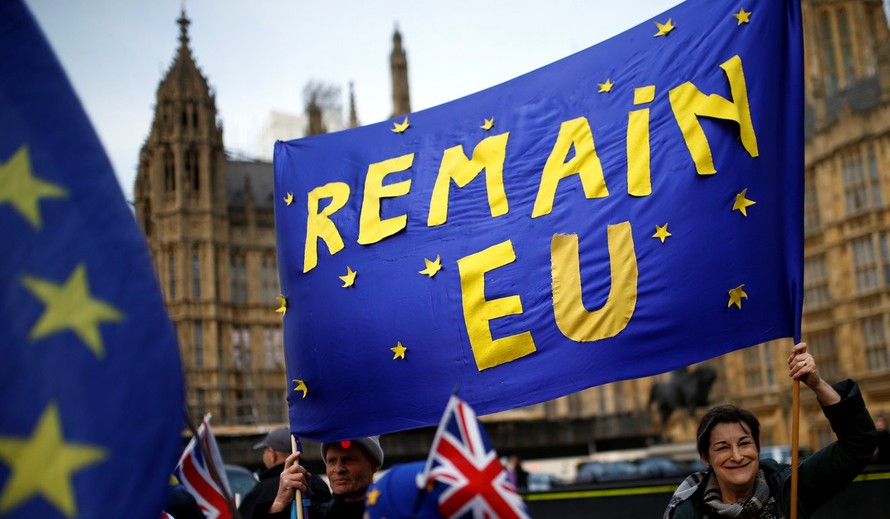 Những người phản đối Brexit biểu tình ngoài đường phố với khẩu hiệu " Hãy ở lại EU"