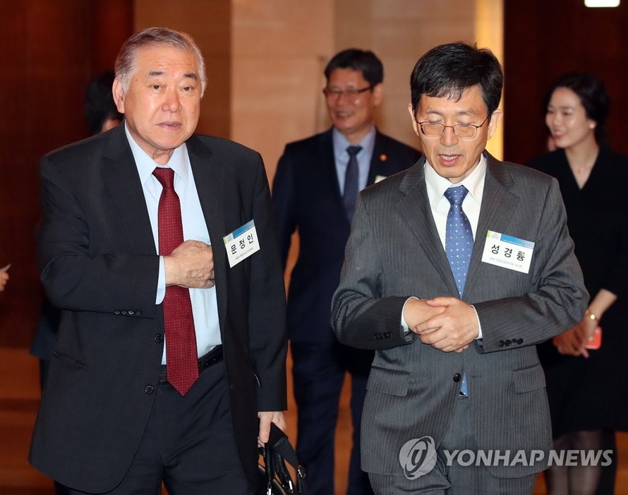 Ông Moon Chung-in, cố vấn đặc biệt của tổng thống Hàn Quốc ( bên trái) tại diễn đàn về quan hệ liên Triều tại Seoul.