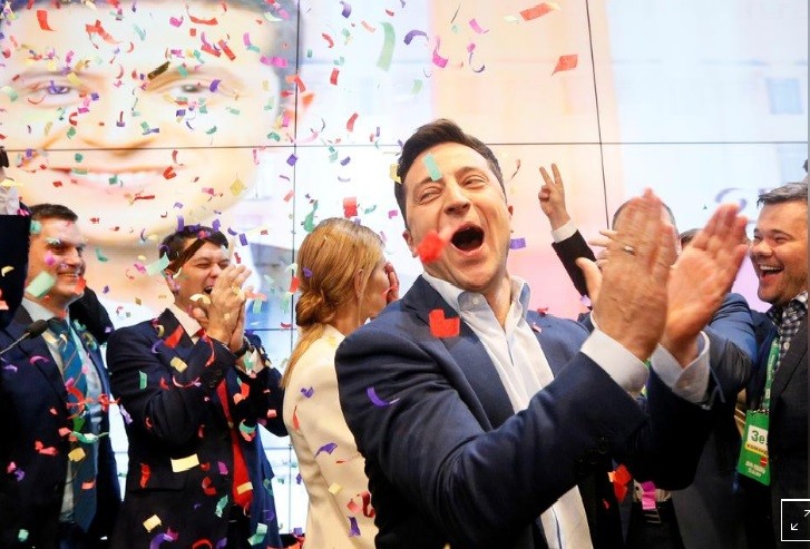 Diễn viên hài Volodymyr Zelenskiy đã giành được chiến thắng áp đảo trước đương kim tổng thống Poroshenko khi 99% số phiếu bầu đã được kiểm.