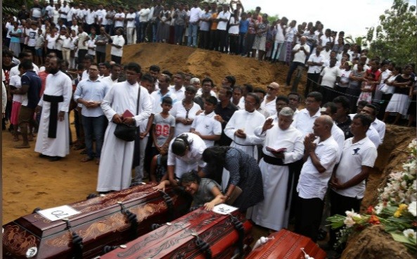 Ngày 23/4, những người Sri Lanka đau buồn tiễn đưa các nạn nhân của vụ tấn công khủng bố.