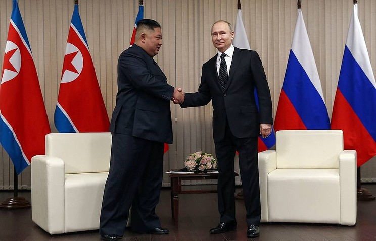 Nhà lãnh đạo Triều Tiên Kim Jong Un và Tổng thống Nga Vladimir Putin tại cuộc gặp " mặt đối mặt" trưa 25/4 tại Đại học Liên bang Viễn Đông, Nga. Ảnh: Tass