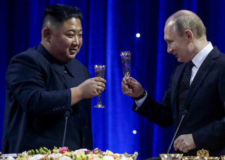 Nhà lãnh đạo Triều Tiên Kim Jong Un và Tổng thống Nga Vladimir Putin nâng ly rượu mừng tại buổi tiệc chiêu đãi ngay sau khi kết thúc hội nghị thượng đỉnh.
