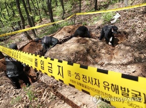Dự án khai quật và dò mìn ở khu vực phi quân sự, ngăn cách hai miền Triều Tiên đã phát hiện gần 100 mảnh xương.