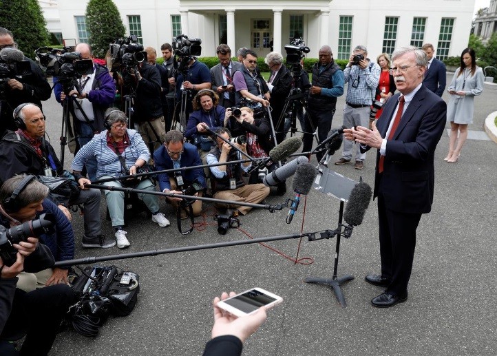 Cố vấn an ninh quốc gia Mỹ John Bolton trong vòng vây báo chí tại Nhà Trắng ngày 1/5 vừa qua.