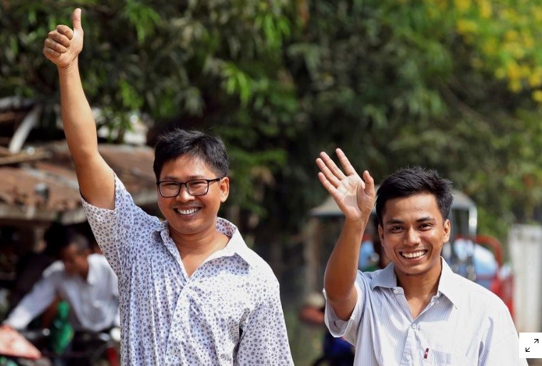 Hai phóng viên Reuters vui mừng trong ngày được trả tự do.