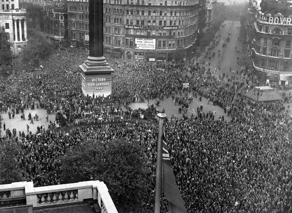 Hàng triệu người dân London đổ ra quảng trường Trafalgar ăn mừng chiến thắng vào ngày 8/5/1945.