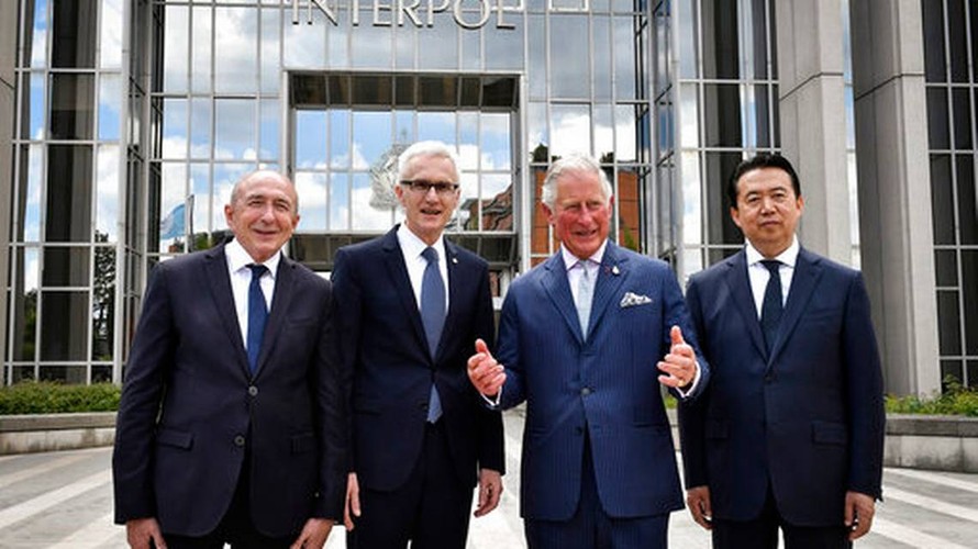 Ông Mạnh Hoành Vỹ (ngoài cùng bên phải) chụp ảnh cùng với Bộ trưởng Nội vụ Pháp (ngoài cùng bên trái) lúc còn là Giám đốc Interpol. 