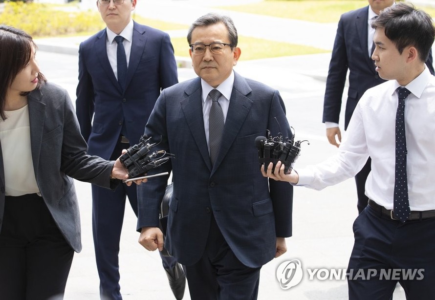 Cựu thứ trưởng Bộ Tư pháp Kim Hak-ui bước vào Văn phòng công tố viên nhưng không trả lời bất kỳ câu hỏi nào của phóng viên.