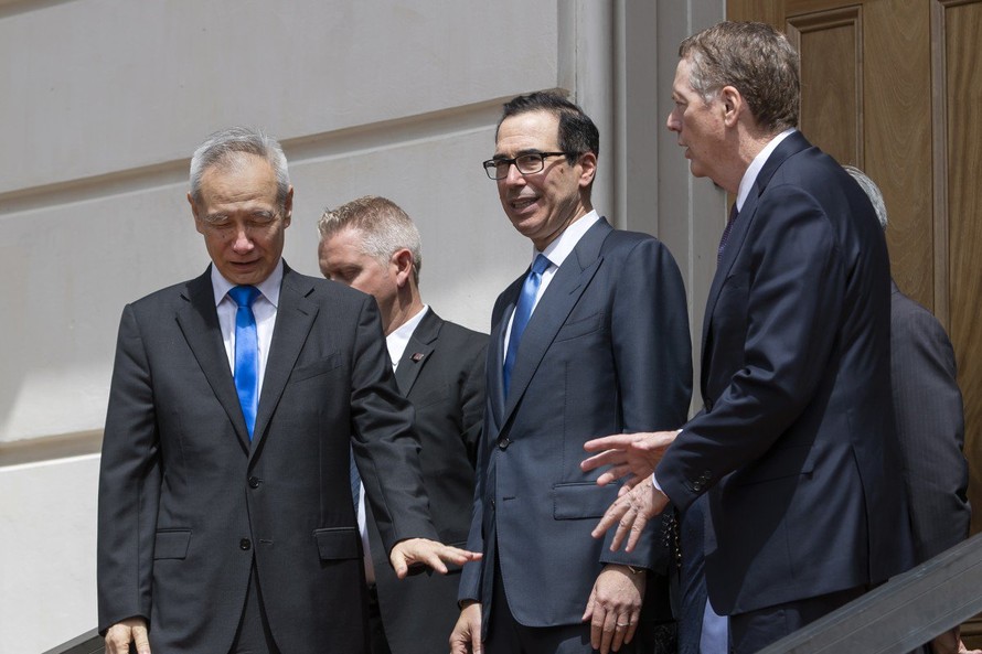 Bộ trưởng Tài chính Mỹ Steven Mnuchin ( giữa) cùng với Đại diện thương mại Mỹ Robert Lighthizer và Phó Thủ tướng Trung Quốc Lưu Hạc tại vòng đàm phán thương mại tuần trước ở Washington.