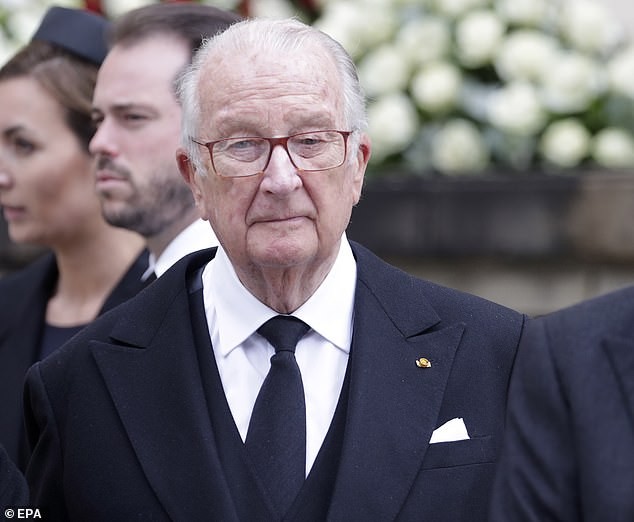 Cựu vương Bỉ năm nay đã 84 tuổi bị buộc phải cung cấp ADN để xác định mối quan hệ cha con với một phụ nữ.