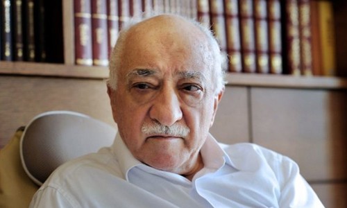 Giáo sỹ Fethullah Gulen, hiện đang sống lưu vong tại Mỹ, bị cáo buộc là người đứng sau âm mưu đảo chính năm 2016 và những người bị tình nghi có liên quan đến Gullen đã bị bắt giữ.