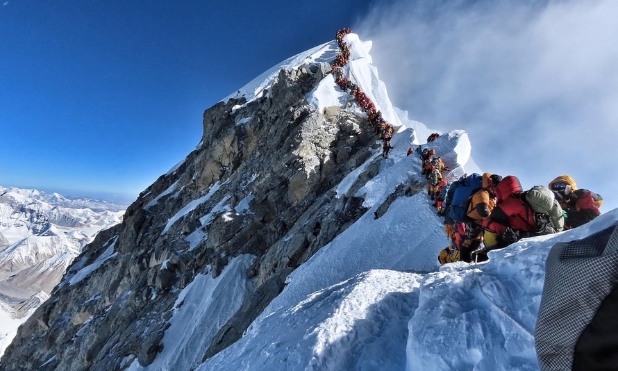 Đường lên đỉnh núi cao nhất thế giới Everest tắc nghẽn kinh hoàng.