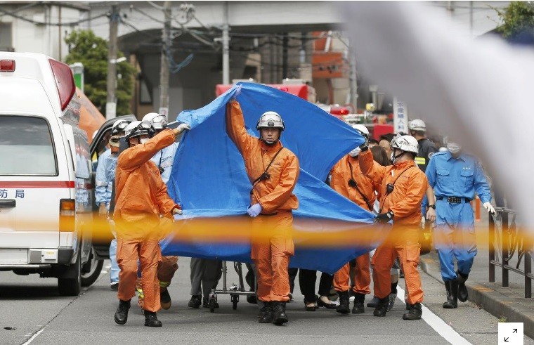 Các nhân viên cứu hộ đã có mặt tại hiện trường nơi 16 người bị tấn công bằng dao tại thành phố Kawasaki, Nhật Bản.