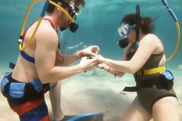 Khó khăn nhất khi cầu hôn dưới đáy biển là làm thế nào để nhẫn cưới khỏi rơi và hôn qua mặt nạ dưỡng khí.