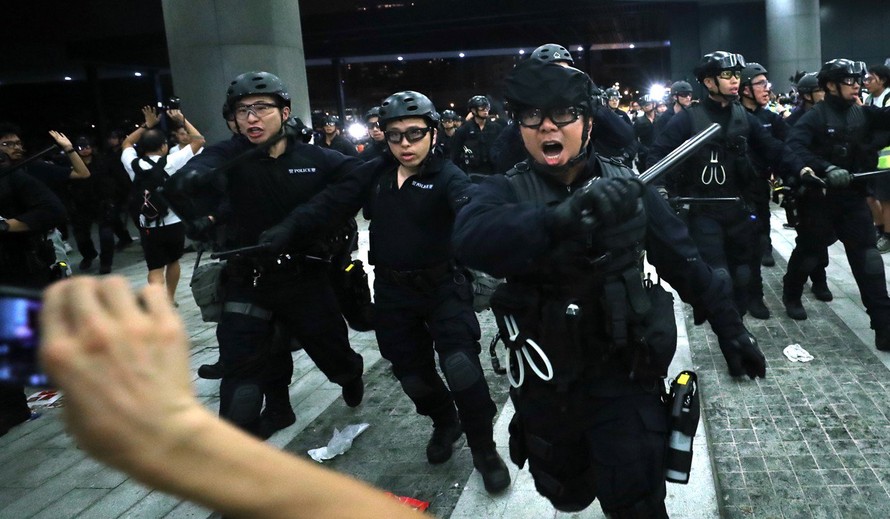 Hơn 5.000 cảnh sát Hong Kong được huy động để ứng phó với làn sóng biểu tình mới. Ảnh:SCMP