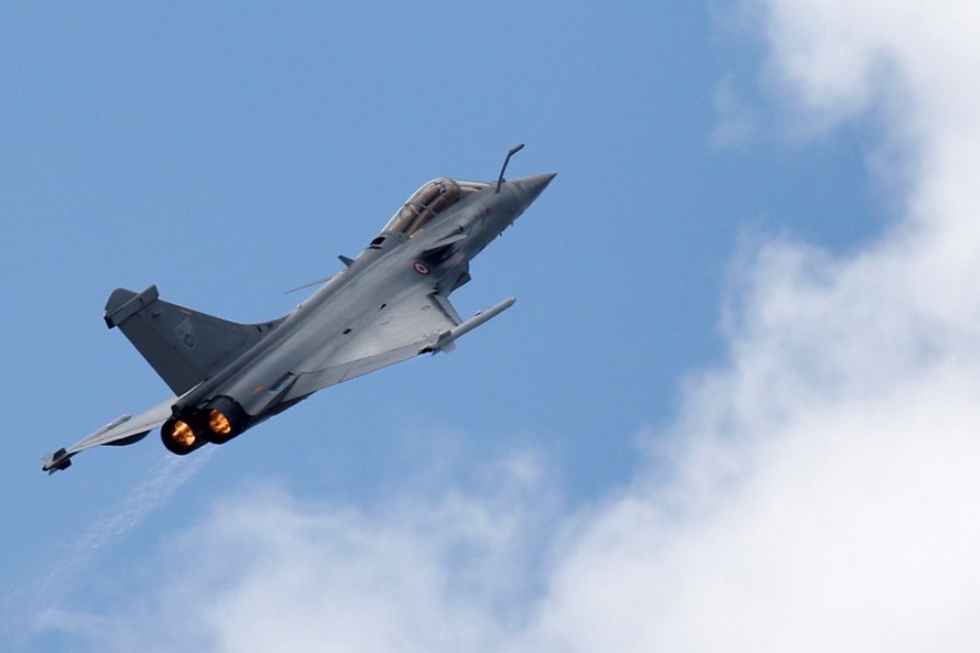 Máy bay chiến đấu Dassault tham gia trình diễn bay trước lễ khai mạc Triển lãm hàng không quốc tế Paris. Ảnh: Getty Images.