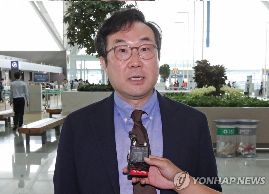 Đặc phái viên của Hàn Quốc về hạt nhân Triều Tiên trả lời phỏng vấn báo chí khi tới sân bay ở Washington.