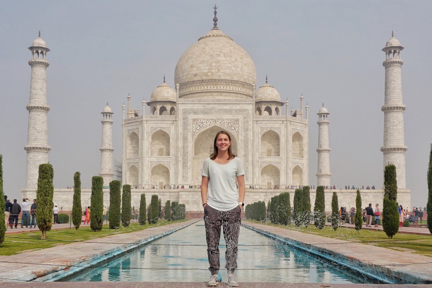 Taylor Demonbreun trong chuyến đi tới Ấn Độ, một trong số 193 nước cô đã đi qua.