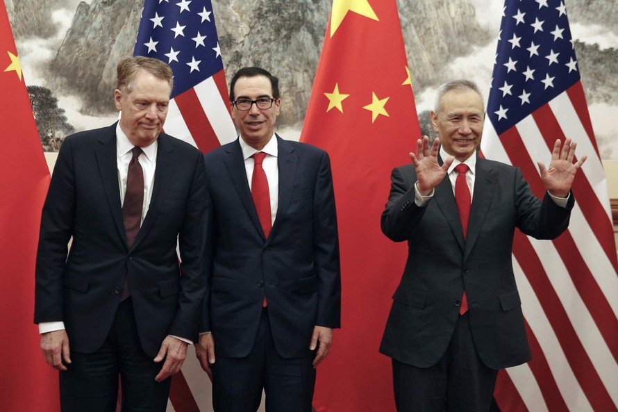 Đại diện thương mại Mỹ Robert Lighthizer, Bộ trưởng Tài chính Steven Mnuchinn và Phó Thủ tướng Trung Quốc Lưu Hạc ( từ trái sang) đã nối lại đàm phán qua điện thoại ngày 24/6.