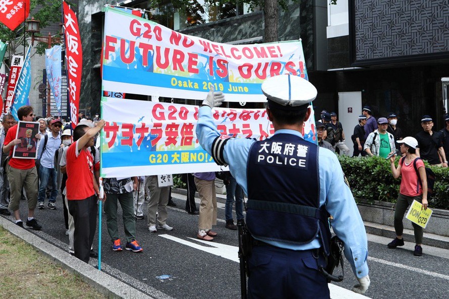 Cảnh sát Nhật chỉ đường cho đoàn biểu tình trên đường phố Osaka tuần này.
