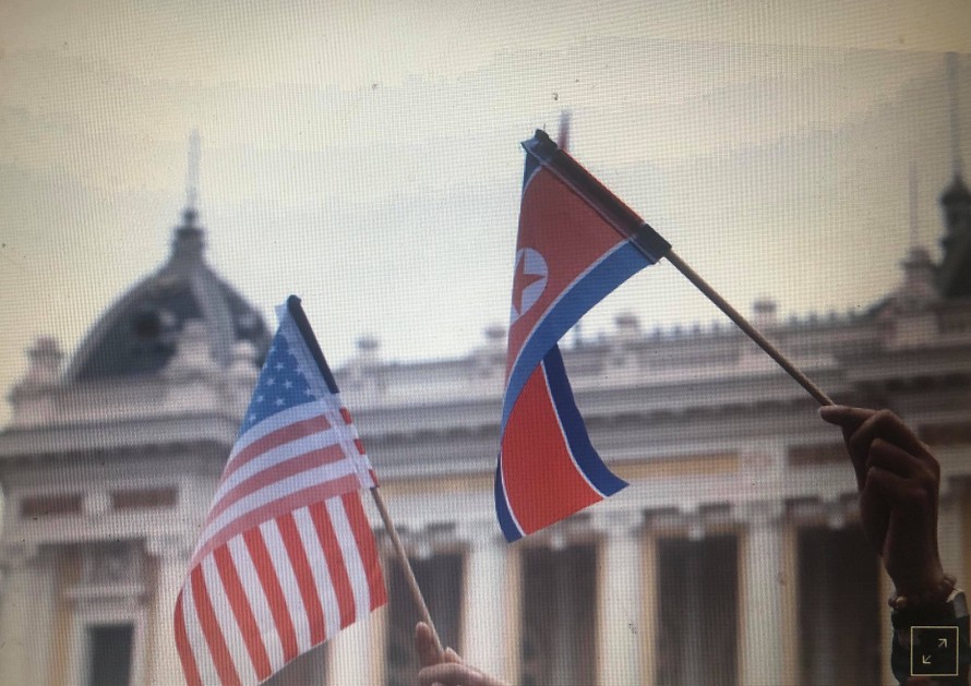 Quốc kỳ Mỹ và Triều Tiên được người dân Hà Nội giơ cao trong dịp Hội nghị thượng đỉnh Mỹ- Triều lần 2 tại Hà Nội. đầu năm nay.