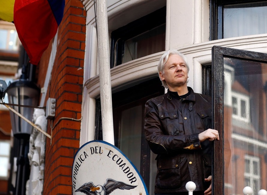 Ông chủ WikiLeaks Julian Assange đã bị bắt sau hơn 7 năm lánh nạn trong đại sứ quán Ecuador ở London.