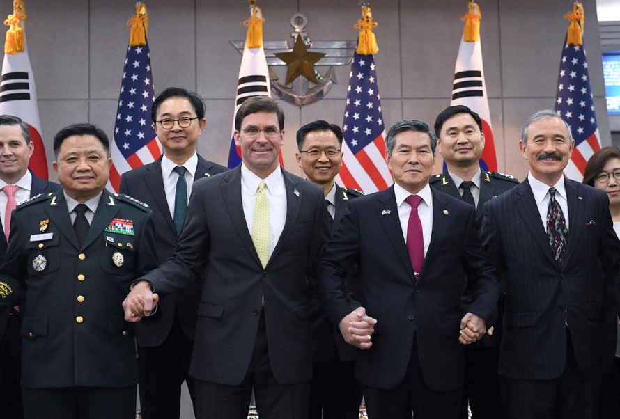 Bộ trưởng quốc phòng Mỹ Mark Esper ( thứ 2 từ trái sang) và Bộ trưởng quốc phòng Hàn Quốc trước cuộc họp tại Seoul, Hàn Quốc tuần trước.