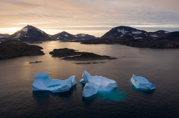 Những khối băng trên sông Greenland tan nhanh khi mặt trời lên.