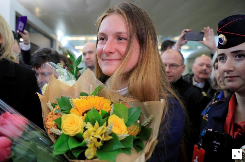 Điệp viên Maria Butina được trả tự do và được tặng hoa trong vòng vây người đón tại sân bay quốc tế Sheremetyevo, ngoại ô Moscow ngày 26/10 vừa qua. .