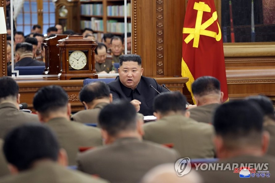 Nhà lãnh đạo Triều Tiên Kim Jong-un chủ trì cuộc họp về tăng cường khả năng quân sự ngày 22/12.