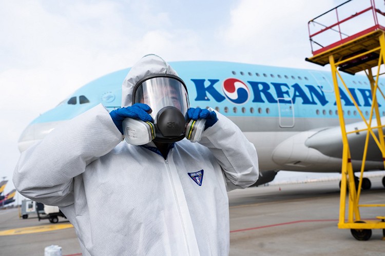 Nhân viên khử trùng của hãng hàng không Hàn Quốc Korean Air tại sân bay quốc tế Incheon. Ảnh minh họa.