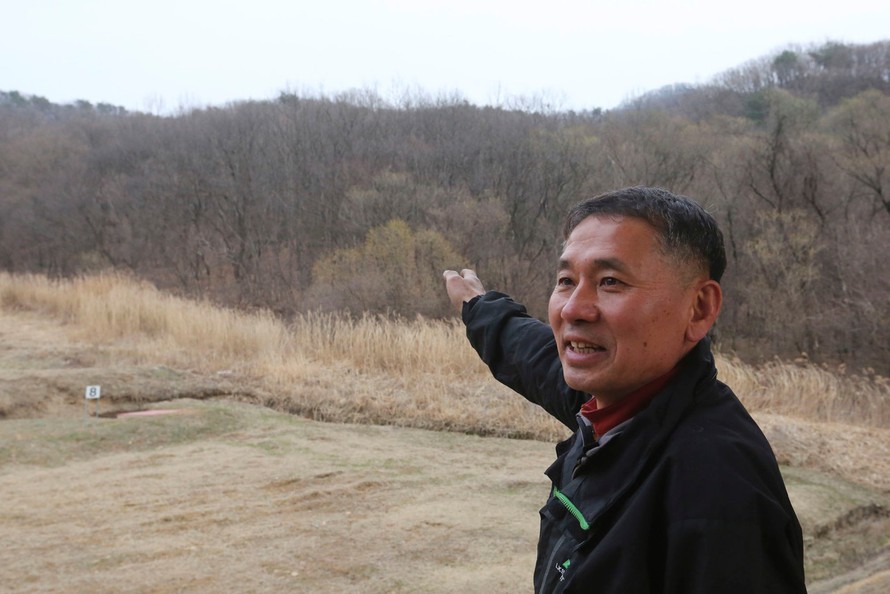 Ông Kim Byung-rok, người đánh giày nghèo Hàn Quốc đã quyết định hiến tặng mảnh đất của mình để giúp đỡ người nghèo.